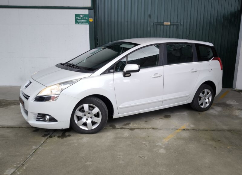 PEUGEOT 5008 1.6 HDI