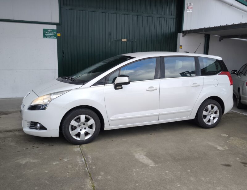 PEUGEOT 5008 1.6 HDI