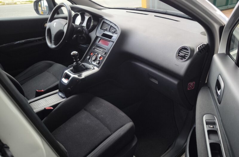 PEUGEOT 5008 1.6 HDI