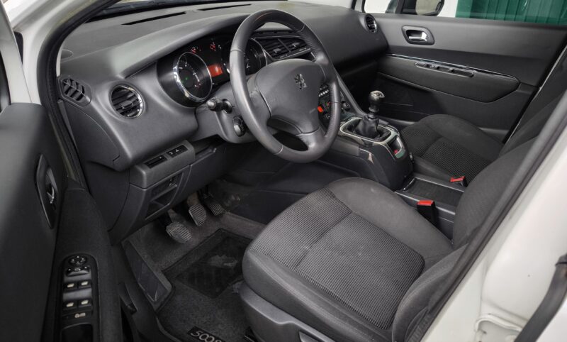 PEUGEOT 5008 1.6 HDI