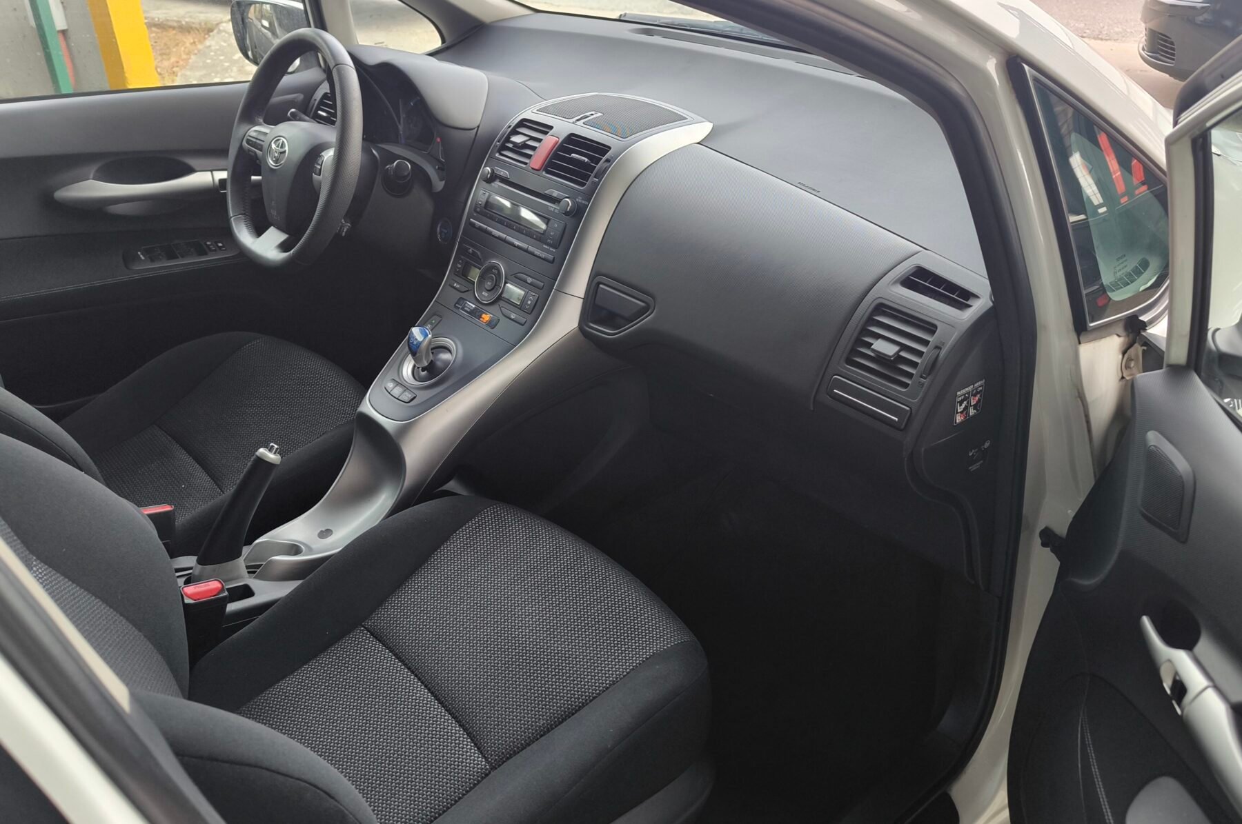 TOYOTA Auris 1.8 híbrido 