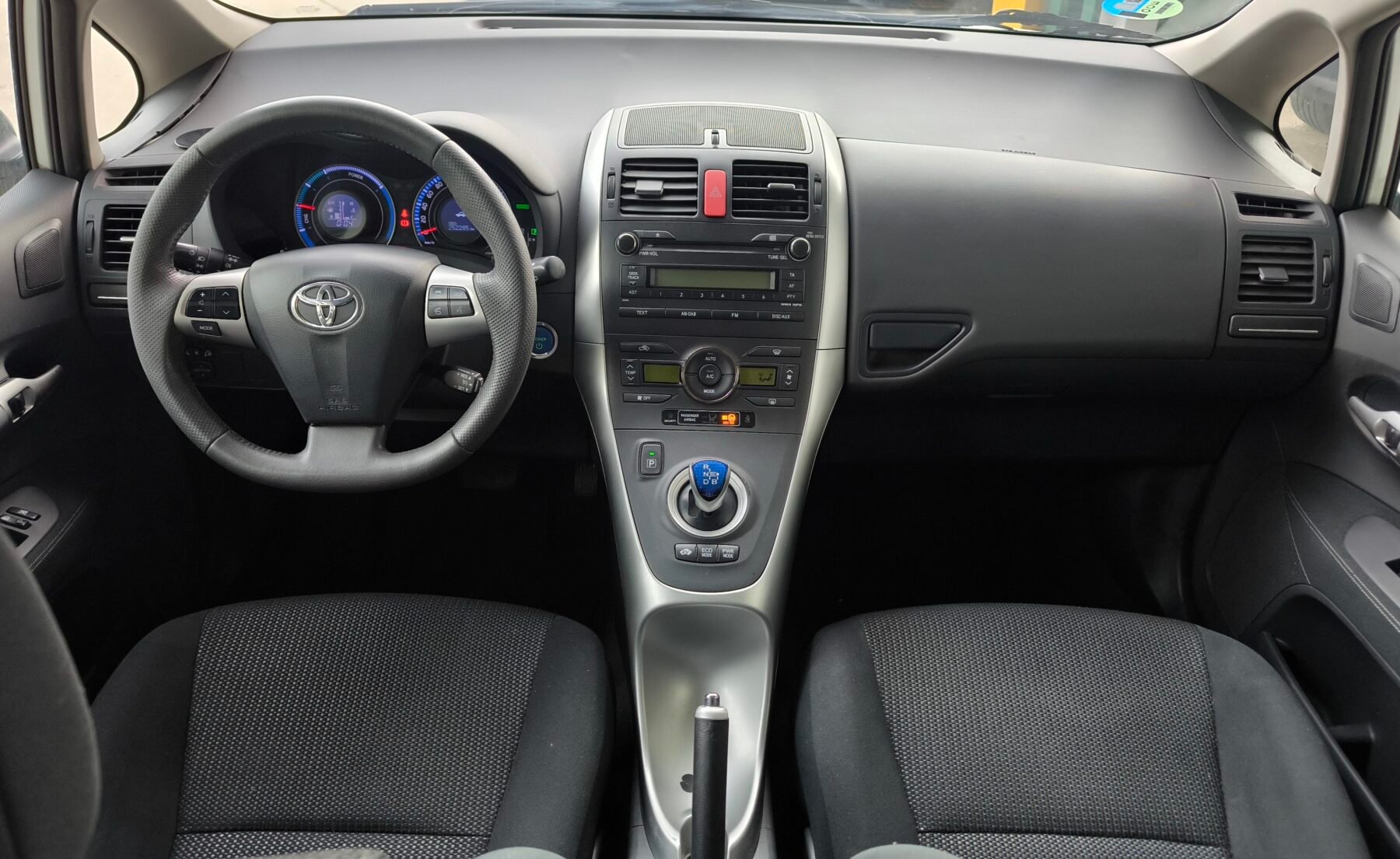 TOYOTA Auris 1.8 híbrido 