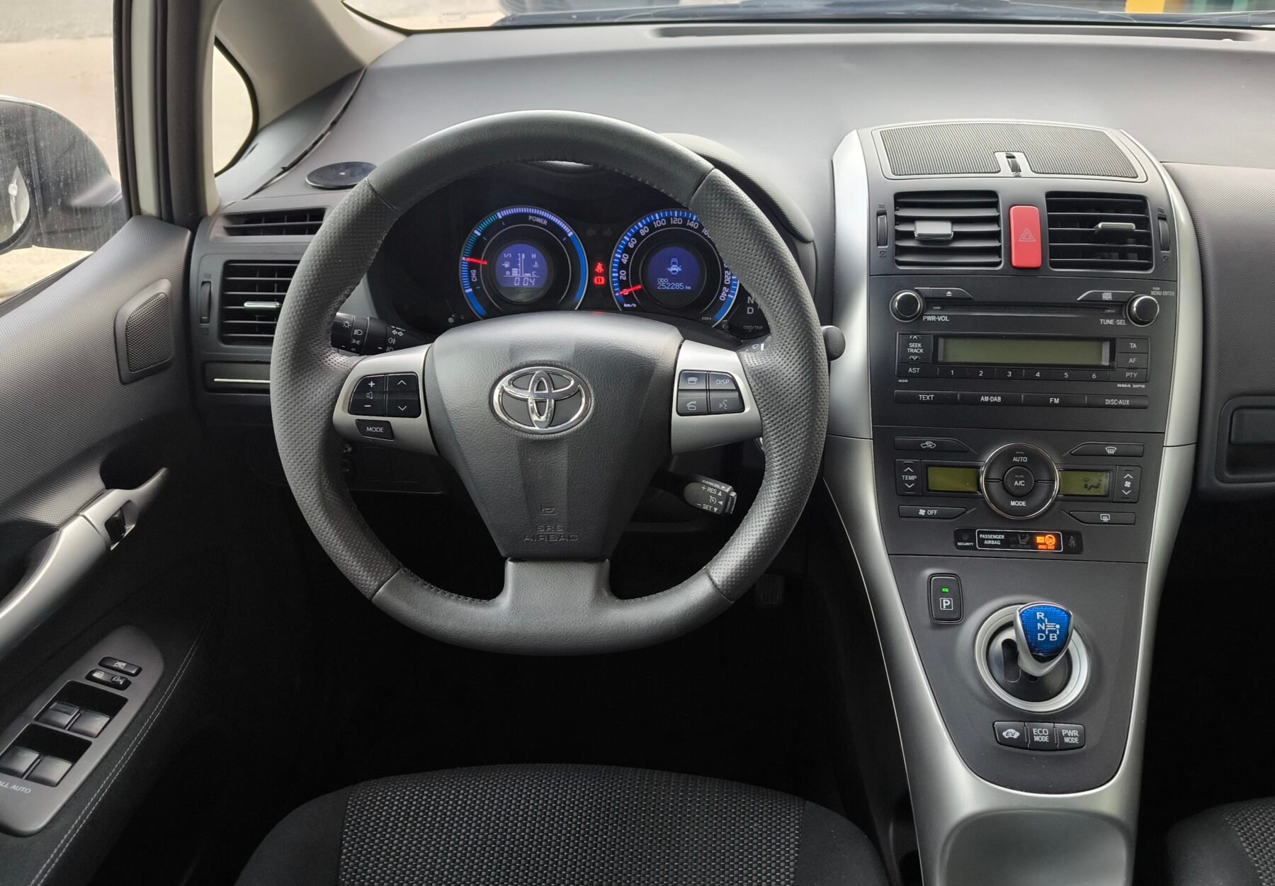TOYOTA Auris 1.8 híbrido 