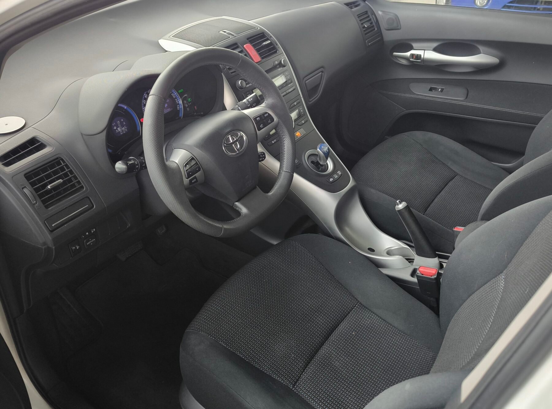 TOYOTA Auris 1.8 híbrido 